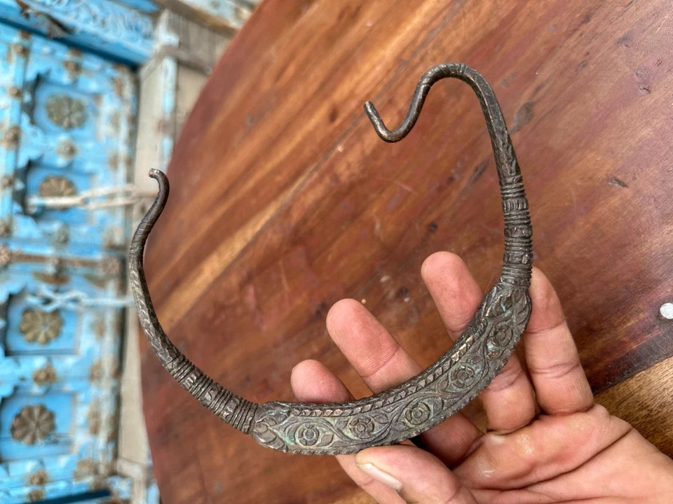 Antiguo collar de joyería tribal grabado a mano de cobre antiguo Foto 2 de 4