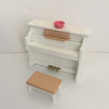 Sylvanian Families Calico Critters - White Piano With Pink Bench and Dish  Lace