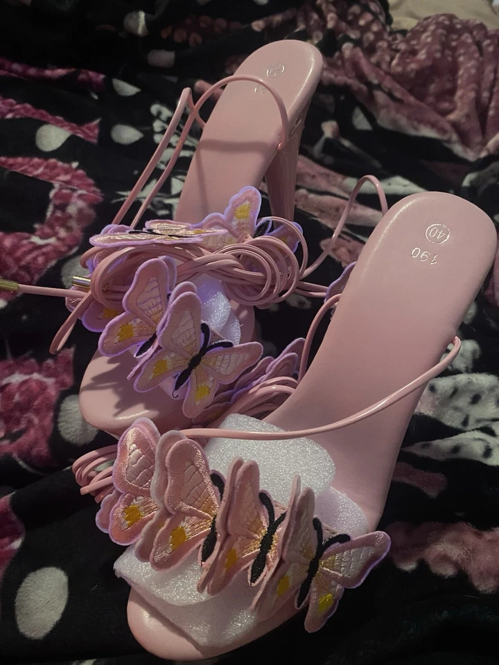 Tacones mariposa rosa Foto 2 de 4