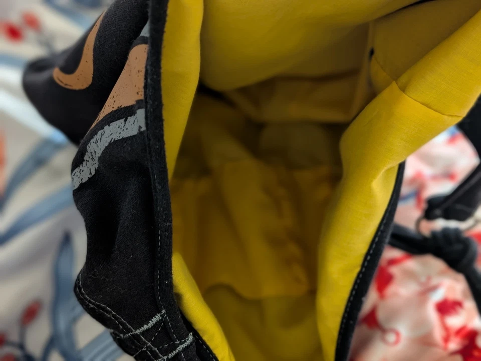 Bolso de hombro holgado hobo con logotipo negro y amarillo de Batman de DC Comics Foto 4 de 4