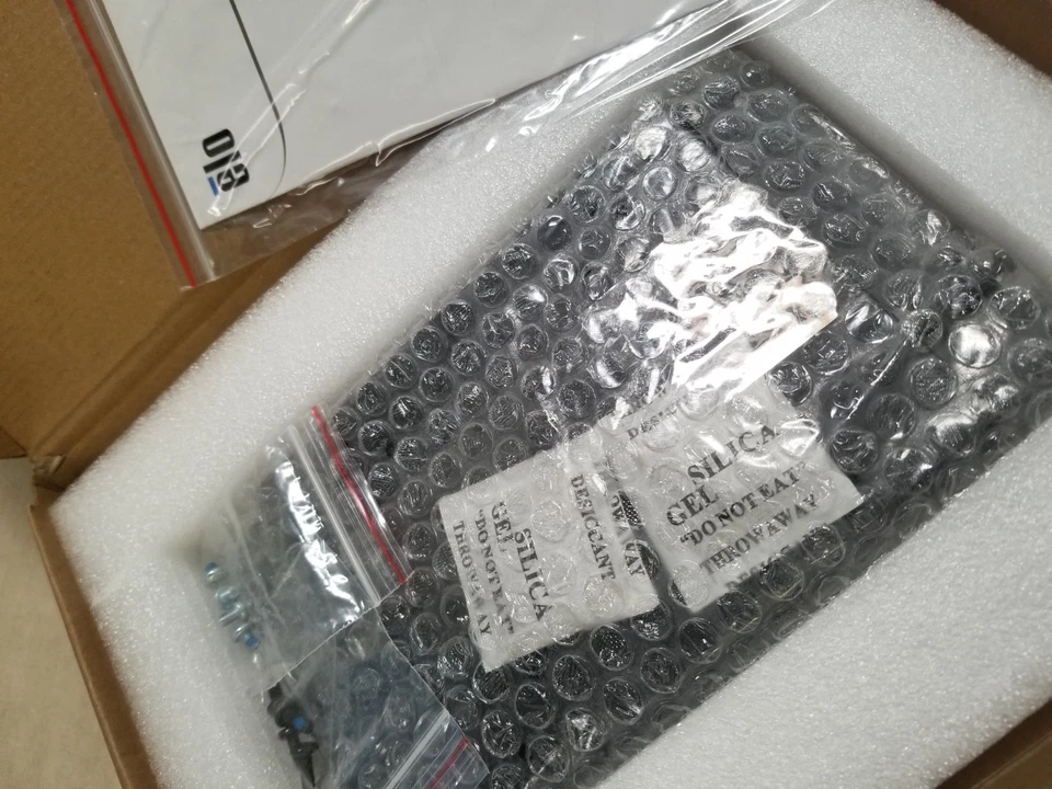 Kit de soporte de montaje en pared todo en uno Elo serie I E X 2 3 (E143088) caja abierta Foto 4 de 4