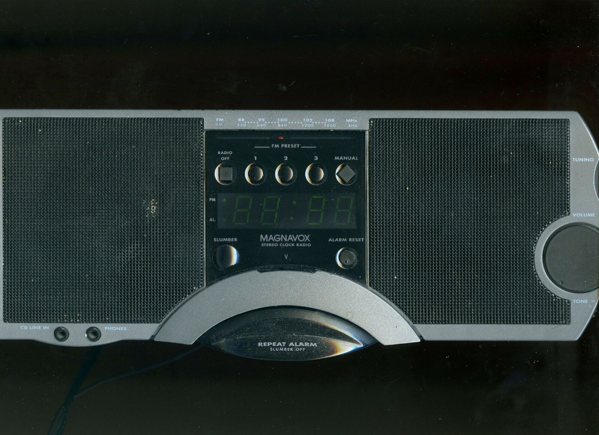 Magnavox AJ3710/17 stereo clock radio AM/FM alarm black line-in