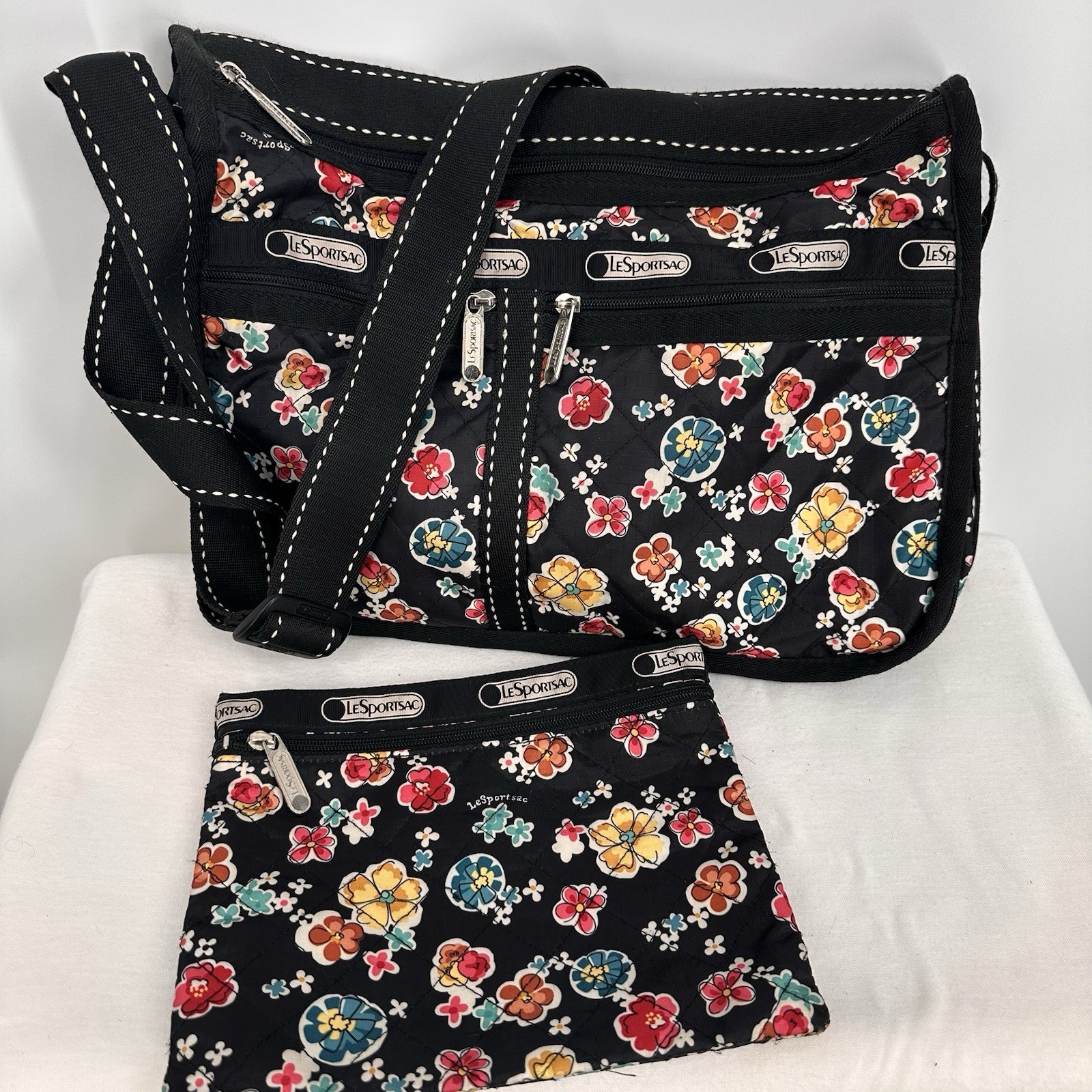 VTG LeSportsac Floral Crossbody Shoulder Bag 11X 15 X 4”  / Matching make up Bag