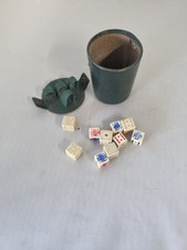 Eine dunkelgrüne Würfelwanne