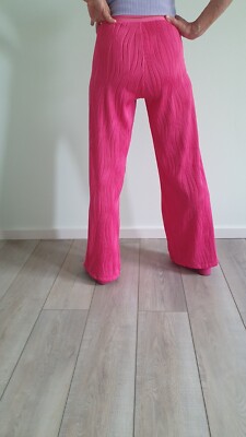 Pinkfarbene Stoffhose, macht sexy Popo und schöne Taille,  weites Bein