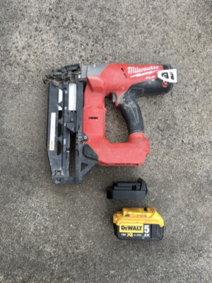 Dewalt battery adaptor to Milwaukee 
