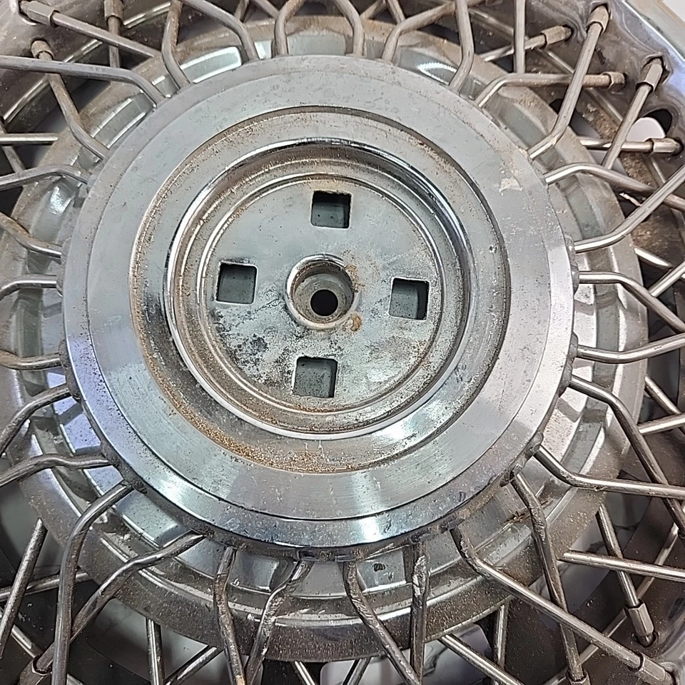 Cubierta de rueda de radios de alambre Cadillac Seville 1981-1985 para emblema WO de 15 pulgadas OEM usada Foto 2 de 4