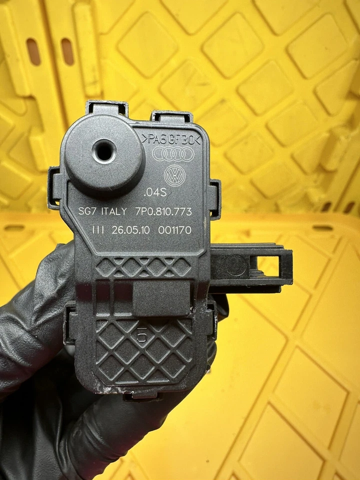 Actuador de cerradura de puerta de combustible Volkswagen Touareg 2011-2014 7P0810773 OEM Foto 2 de 4