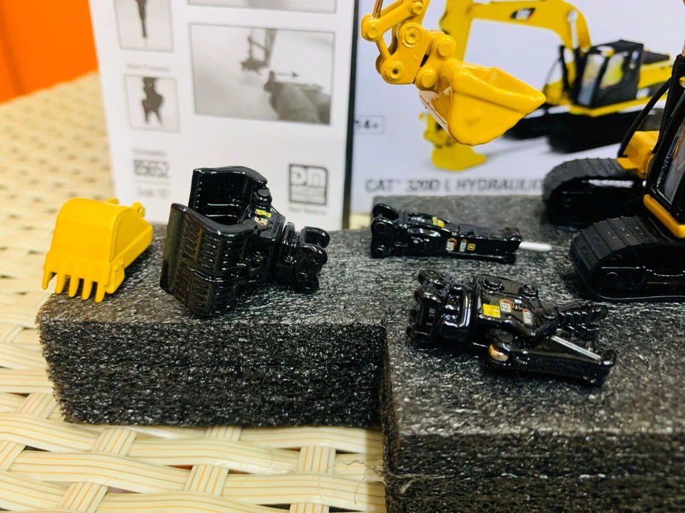 Caterpillar Cat 320D L Hydraulic Excavator 1/87 Scale Diecast Masters DM85652 - Image 3 of 4