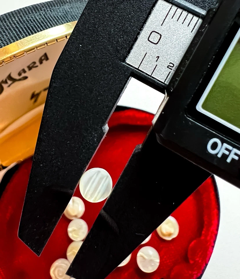 Antiguo Lote de Botones Madreperla Tallados Muñeca Diminuta Grabada Auto Vástago De Colección Foto 4 de 4