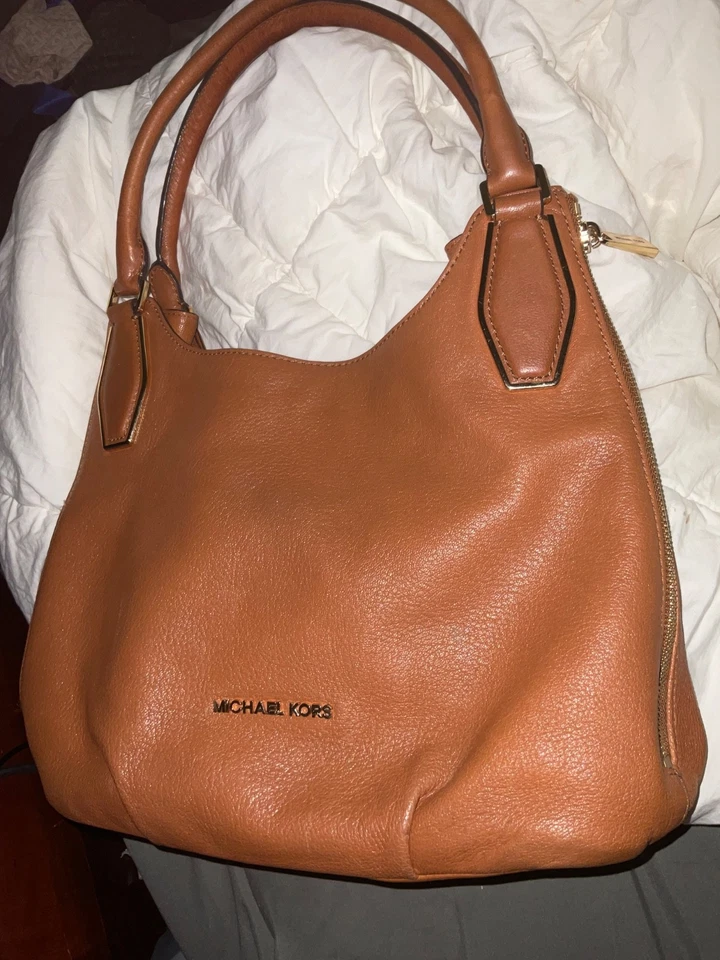 Cremalleras laterales de cuero Michael Kors Hobo Foto 2 de 4