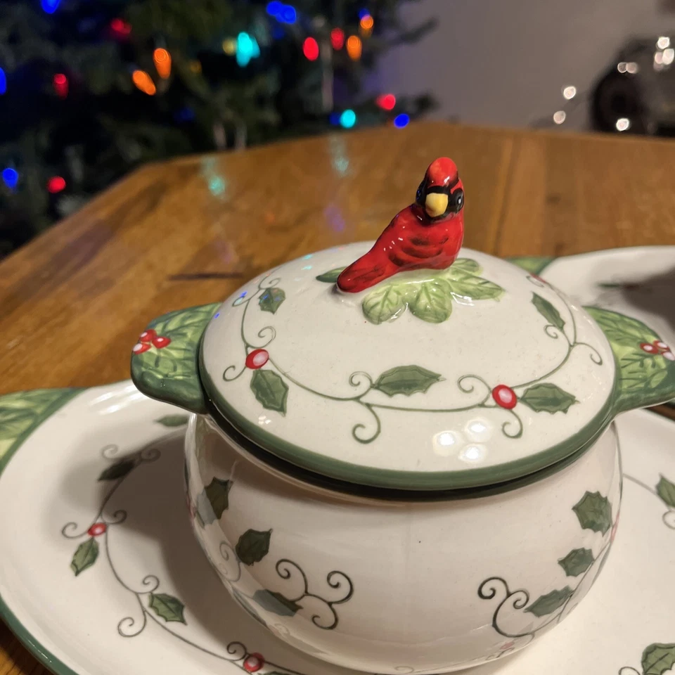 Juego de 2 tazones de sopa y plato de sándwich Temptations by Sara Cardinal Holly Holiday Foto 4 de 4