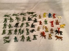 MIXED LOT OF VINTAGE PLASTIC COWBOYS/ INDIANS/ ARMY MEN 50 FIGURES