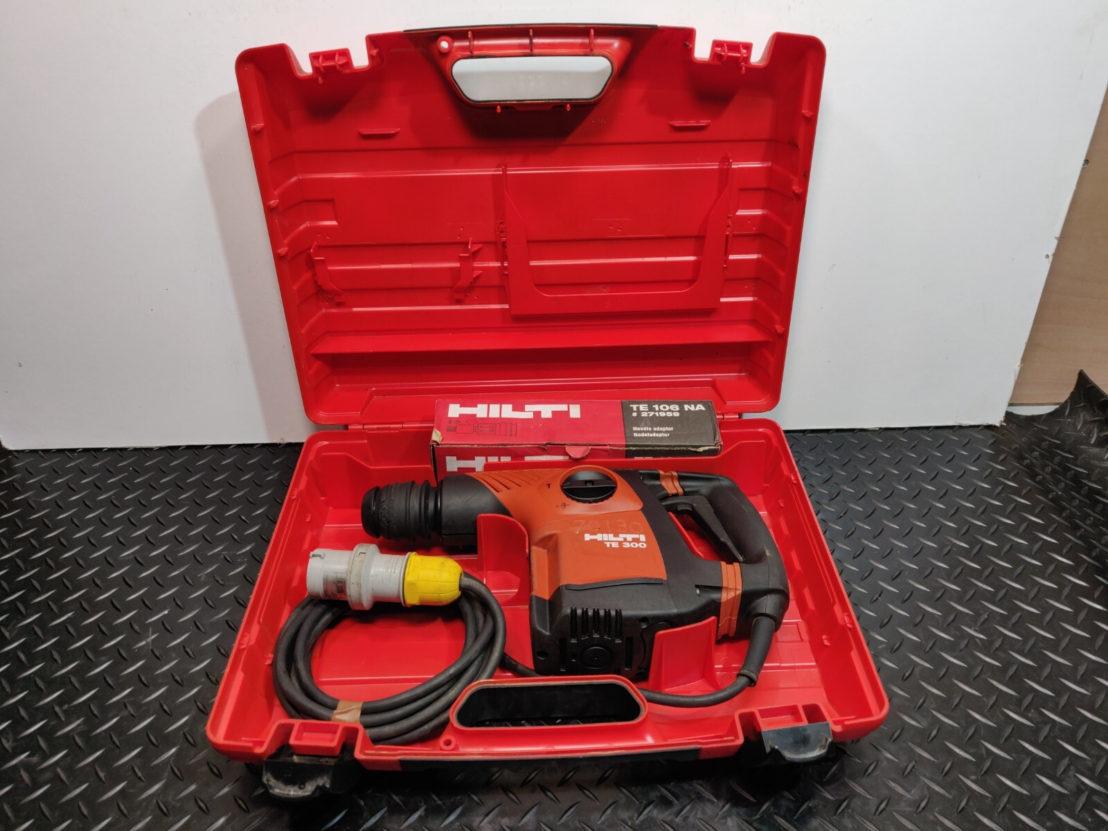 HILTI TE300 AVR 110v Needle De Scaler Gun Chipping Hammer Breaker + SDS