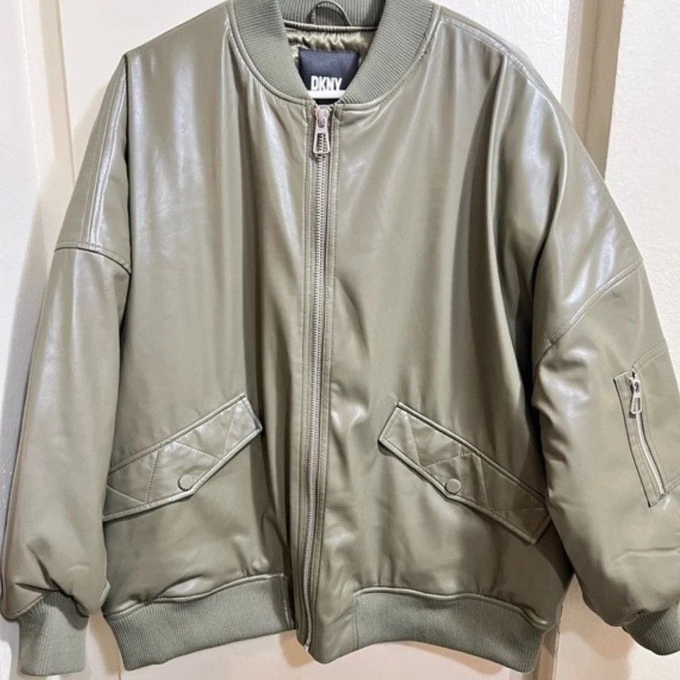 Chaqueta bomber de cuero de gran tamaño para mujer DKNY verde oliva Foto 2 de 4