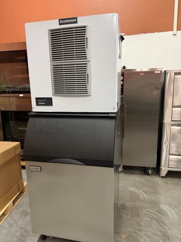 Scotsman Prodigy ELITE 30" Air Cooled 1077 lb Medium Cube Ice Machine & Ice Ben