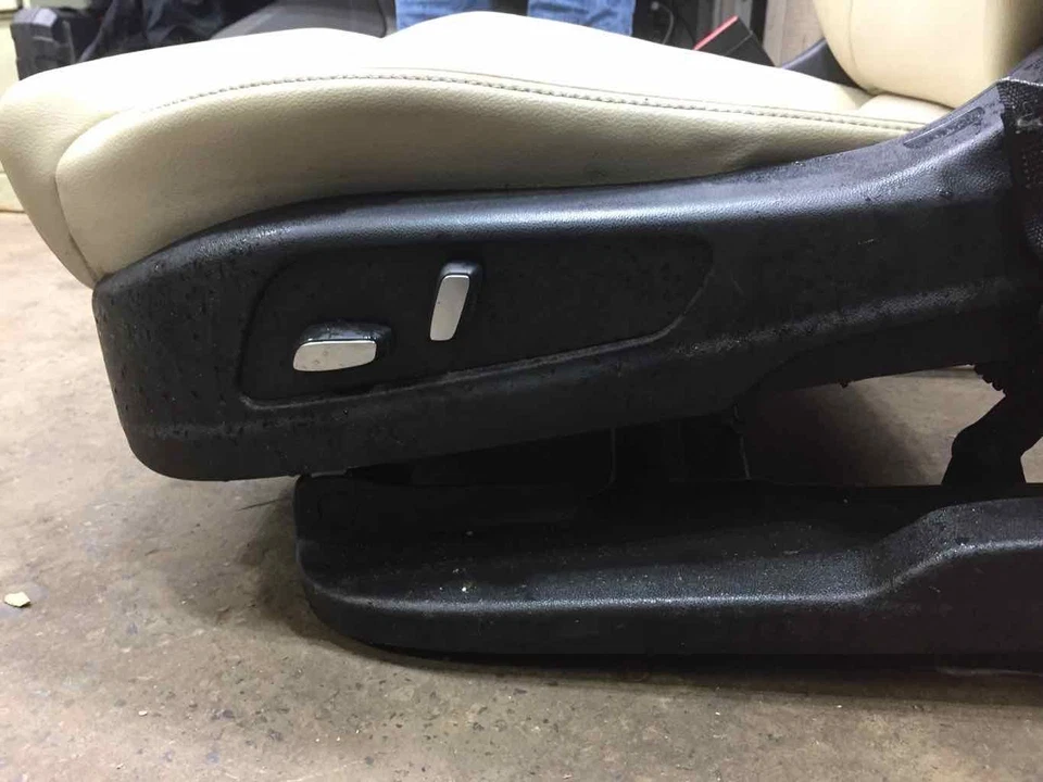 17 CADILLAC XT5 Front Seat Base Driver Foto 2 de 4