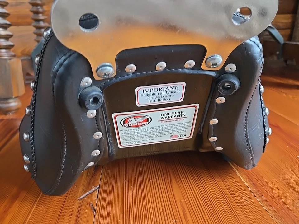 Asiento de moto Mustang para Harley Davidson con respaldo Foto 4 de 4