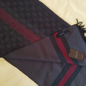 Grande écharpe réversible motif Gucci GG 100% laine unisexe 186 cm de long