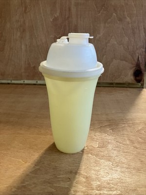 Tupperware Yellow Quick Shake Mixer Cup with Pour Lid 8.5 Inches