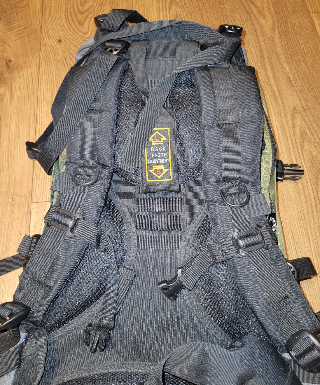 Hi-Tec Nova 65 Hiking Camping Backpack Padded With Internal Frame  Green 