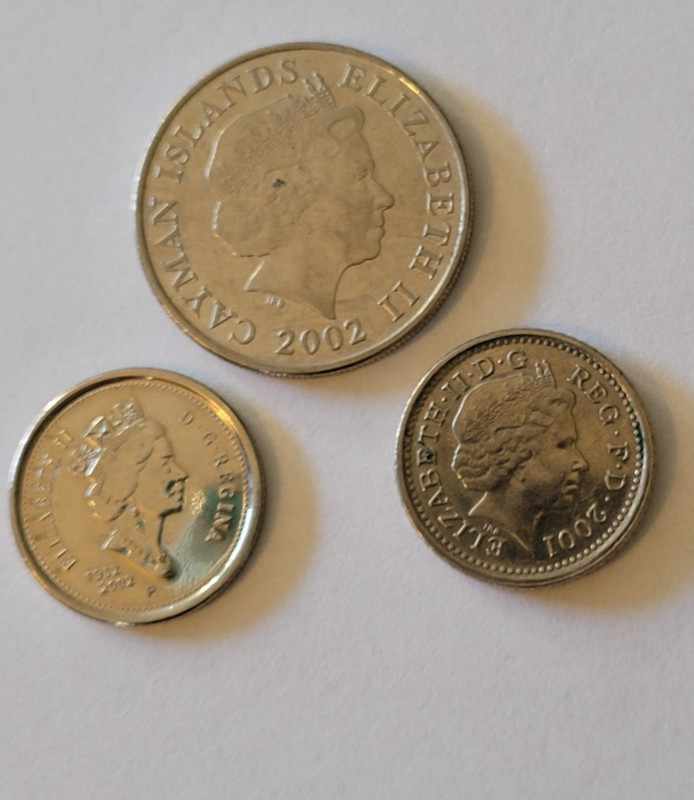 3 Canadian Coins 2001 (5 Pence) 2002 (25 Cents) 1952-20002 (10 Cents) Circulated