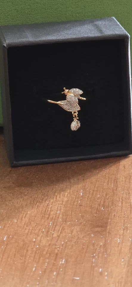 10 ct. t.w. Anillo con dije de diamantes Ladybug y hoja en oro de 18kt sobre ley. Talla 8 Foto 3 de 4