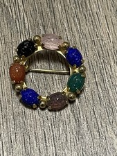 VINTAGE EGYPTIAN REVIVAL CARVED SCARAB  Gemstone STONE CIRCLE PIN BROOCH 1 .2”