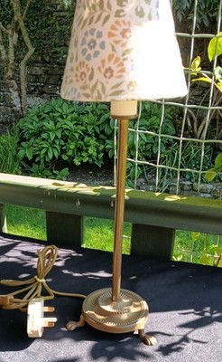 Laura Ashley Klauenfuß Messing Stab Tischlampe mit handgefertigtem Schablonenschirm
