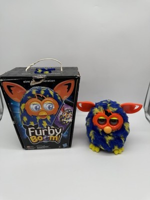 Furby Boom 2013 Blau Gelb Hasbro Interaktives Spielzeug mit Sound & Bewegung OVP