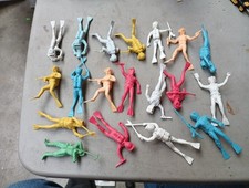 VINTAGE PLASTIC FROGMEN FIGURES 19pcs