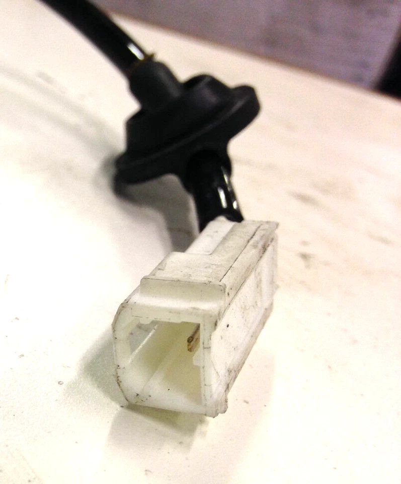 Sensor ABS trasero pasajero derecho Subaru Impreza WRX 2002-07 OEM P/N 27540FE040 Foto 3 de 4