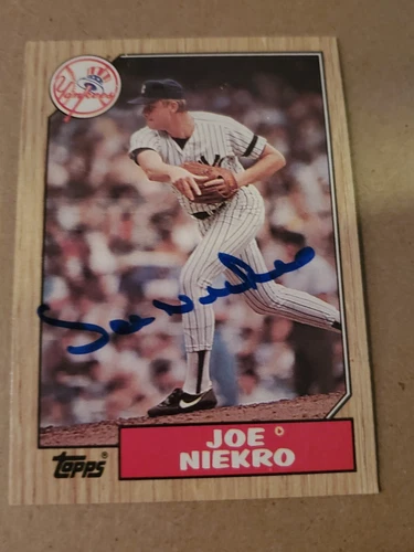 JOE NIEKRO 1987 TOPPS #344 AUTOGRAPHED & White Circle RARE ERROR 