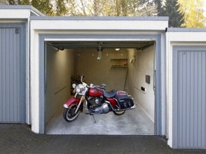 Motorrad in der Garage - Deko-Effekt-Bild für Tore | eBay