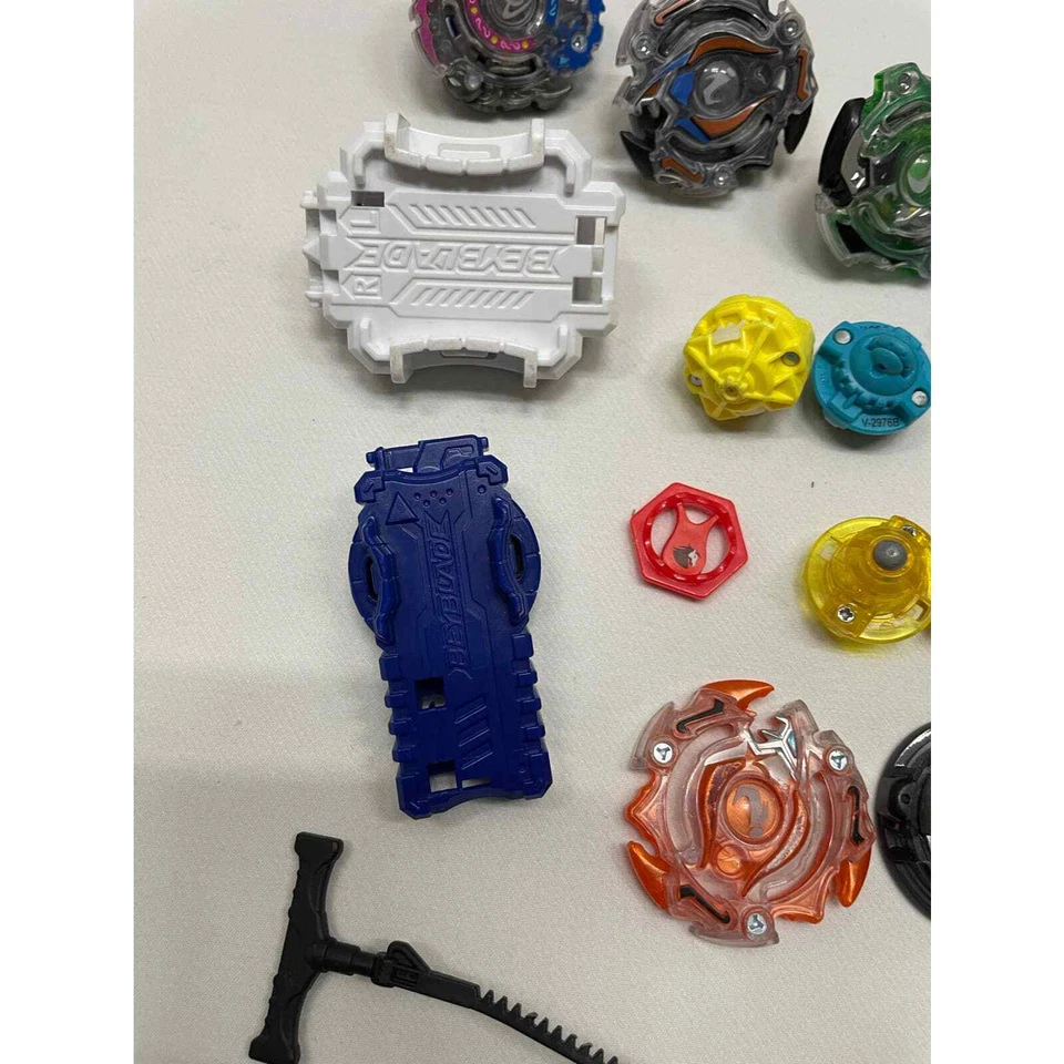 Lote BeyBlade Burst 2017 Lanzador Rip Cord Spinners Piezas  Foto 3 de 4
