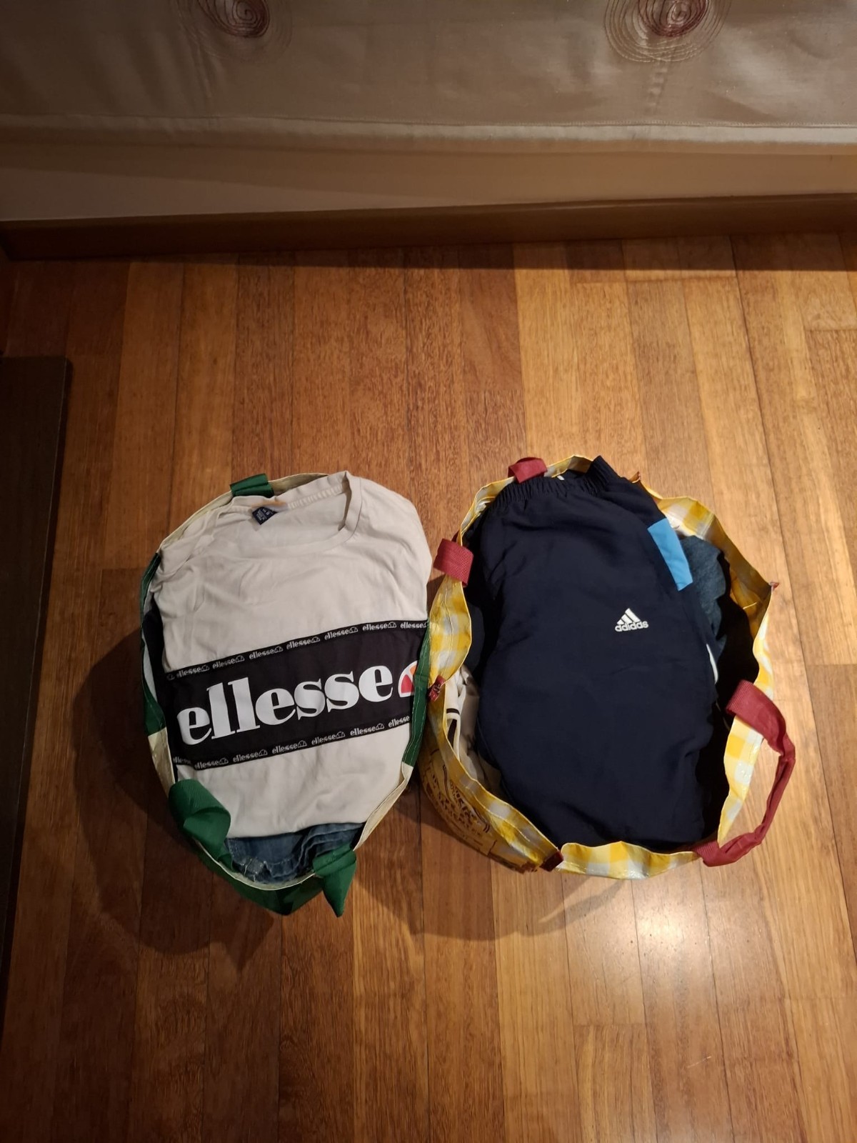 Lote de 11 kg de ropa variada – nueva y usada en buen estado