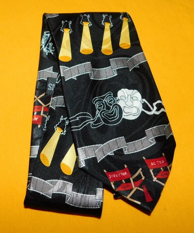 CORBATA STEVEN HARRIS NEGRA/AMARILLA/ROJA TEMA PELÍCULA POLIÉSTER - CORBATAS - CORBATAS DE DISEÑADOR. Foto 2 de 3