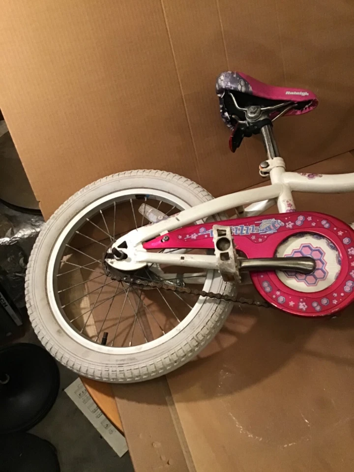 Bicicleta Raleigh Girls Li Honey llantas de 14”, ruedas de 16” en buen estado de funcionamiento   Foto 3 de 4