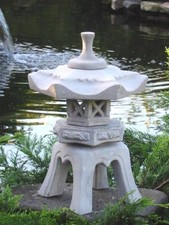 japanische Steinlaterne --Yukimi A - Gartendekoration Koiteich                  