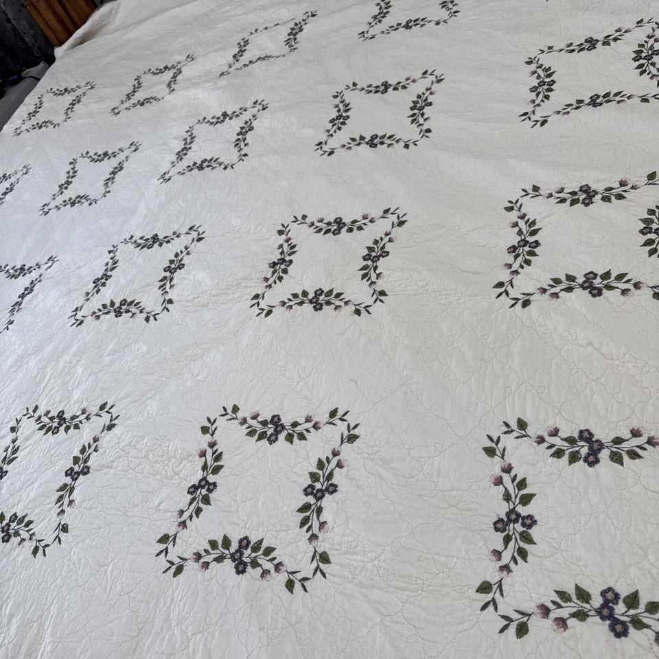 Embroidered Quilt King Size Scalloped Edge White Floral Coverlet Roses Cotton - Image 2 of 4