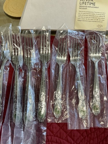 Lenox Holiday Platinum Stainless NEW 20 Pcs - 4 Place Settings Holly Berry - Picture 3 of 9