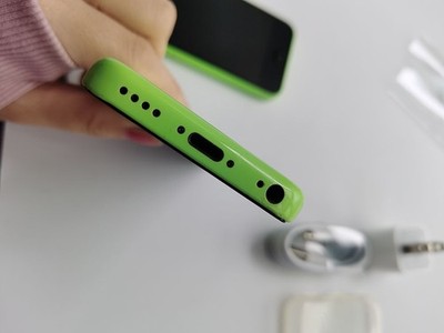 Apple iPhone 5c - 8 GB / 16 GB / 32GB - Green (Unlocked) 90% NE W