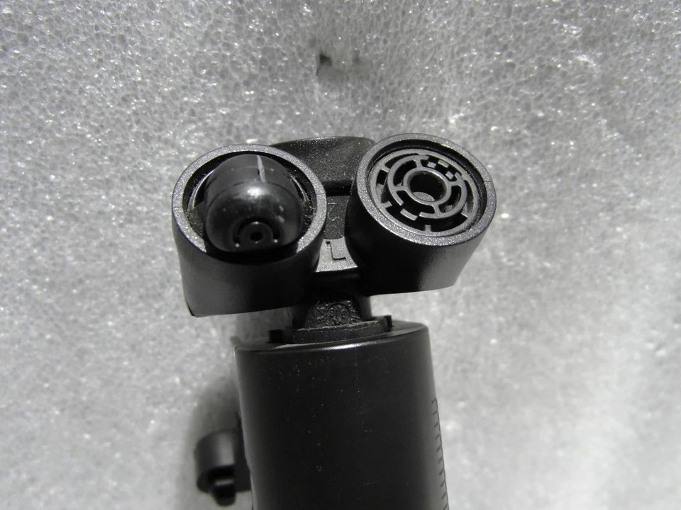 MERCEDES BENZ W169 A150/A160/A170/A180/A200 LH HEADLIGHT WASHER NOZZLE PUMP OEM - Image 4 of 4