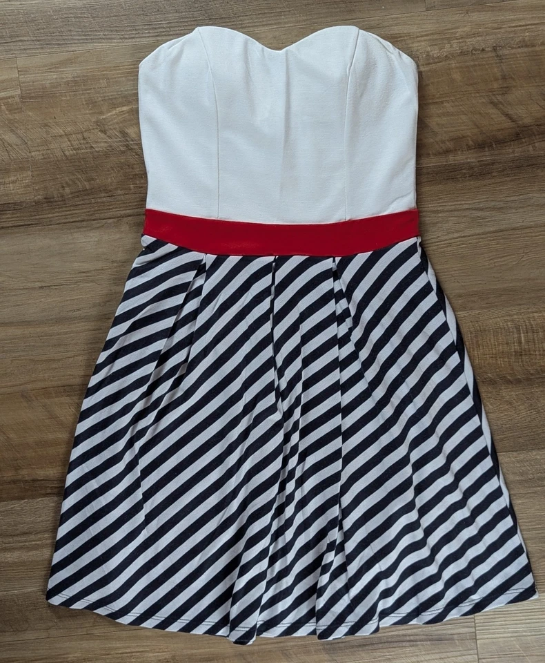 Mini Vestido BODY CENTRAL Sin Tirantes Sweetheart M Rayas Náuticas Rojo Blanco Negro  Foto 2 de 4