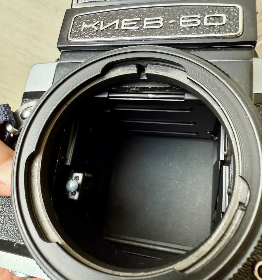 SLR de formato medio Kiev 60 6x6 con lente Volna-3 80 mm f2,8 y accesorios Foto 4 de 4