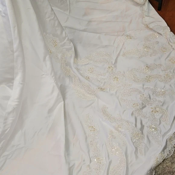 Vestido de novia Alfred Angelo blanco satinado con cuentas talla mediana Foto 4 de 4