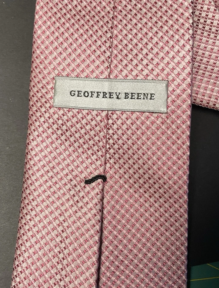 Gravata de tecido xadrez rosa Geoffrey Beene - Imagem 2 de 4