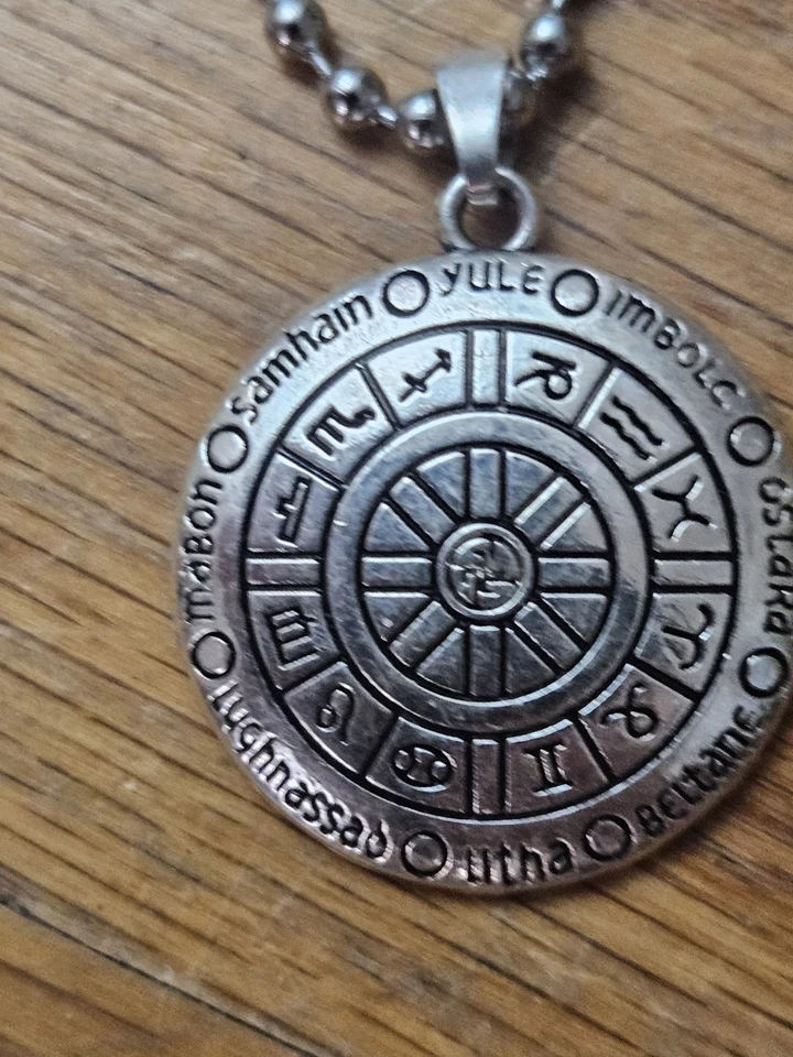 COLLAR COLGANTE CALENDARIO NAVIDEÑO PAGANO EN CADENA BOLA BRUJA CAPRICHO GÓTICO WICCAN Foto 2 de 3