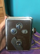 1950'S VINTAGE REVERE 40 MOVIE CAMERA W/ ATTACHED LENS COVER FILM