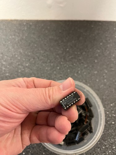 Lot of Vintage IC Chips - HEF4053BP, 74LS00N, MC14538BCP, 1980s-1990s Assorted - Bild 6 von 9